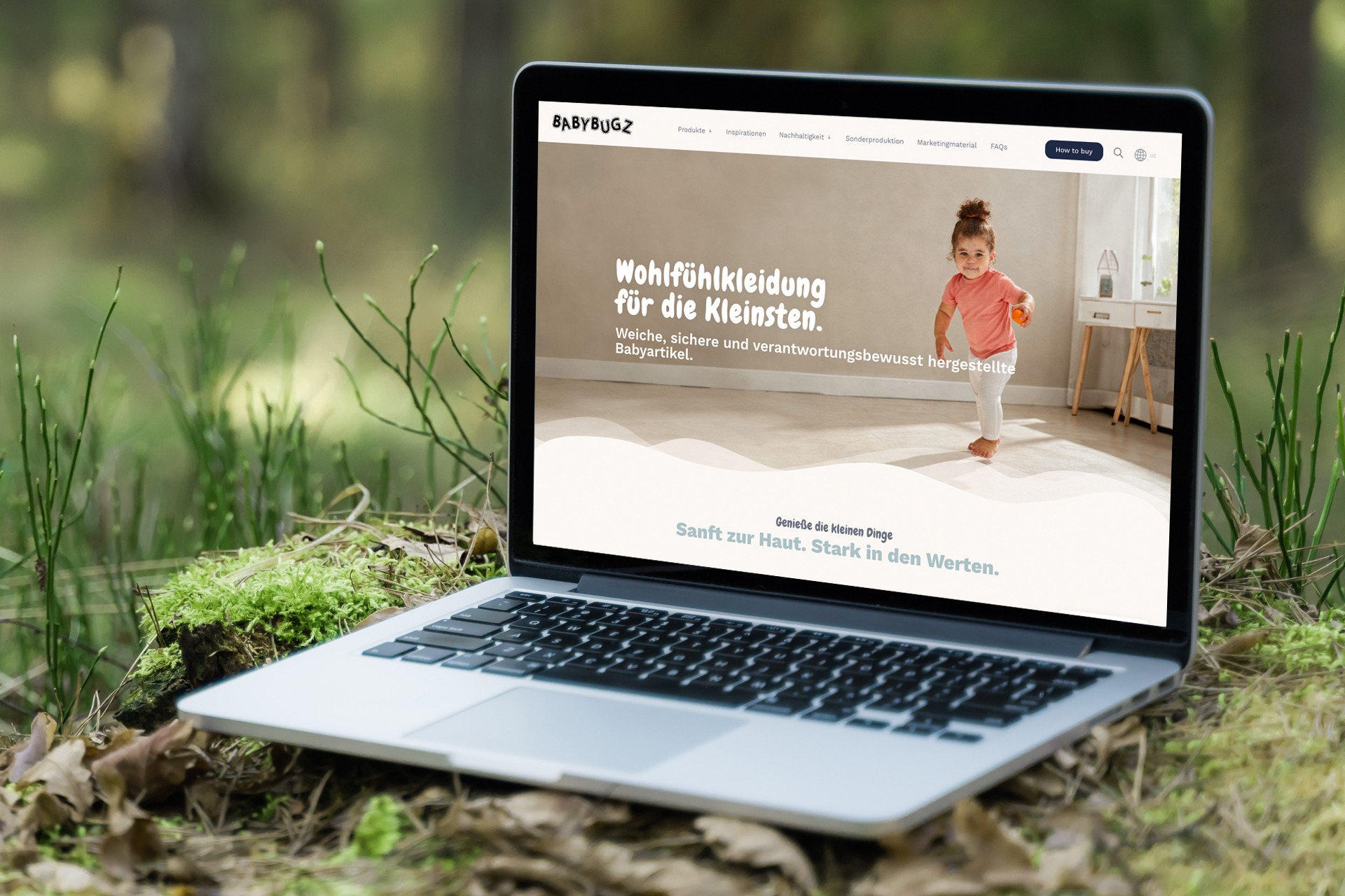 Laptop mit Babybugz-Webseite steht in der Natur